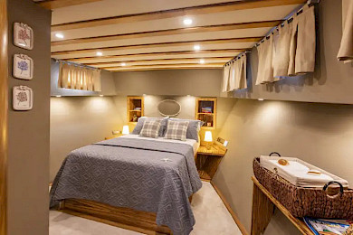 Yacht Le Rouge cabin