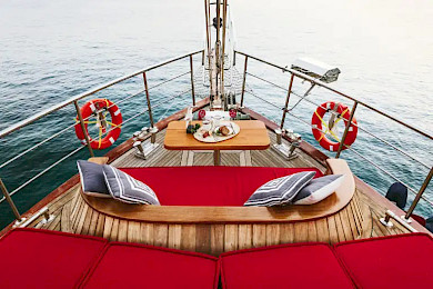 Yacht Le Rouge deck