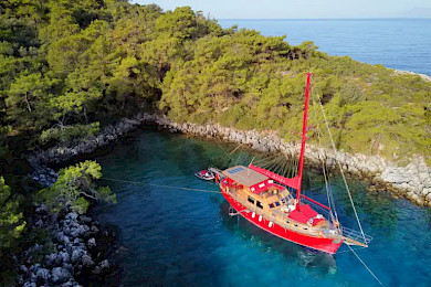 Yacht Le Rouge on anchor