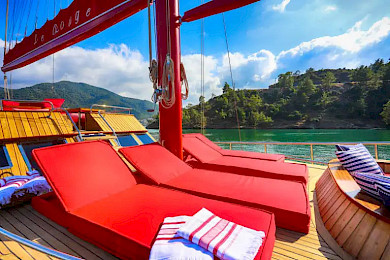 Yacht Le Rouge deck