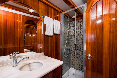 Yacht Croatia cabin bathroom