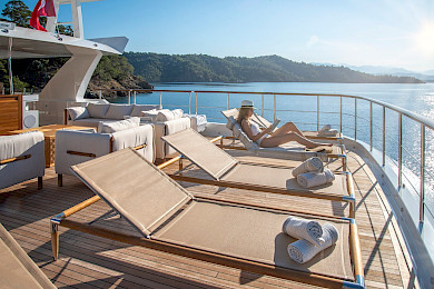 Yacht Sunrise flybridge