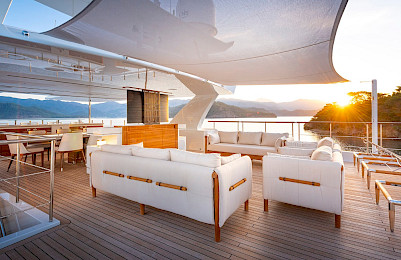 Yacht Sunrise flybridge