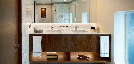 Yacht Orient Star bathroom