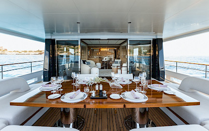 Yacht Calypso I dining table