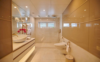 Yacht Coral Ocean bathroom