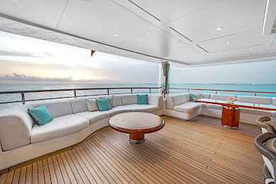 Yacht Moca flybridge