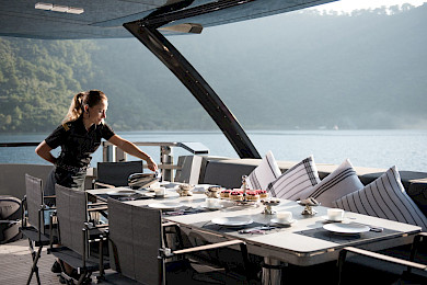 Yacht FX 38 dining