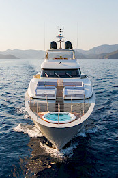 Yacht Takara One front view