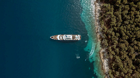 Yacht Freedom top-down view