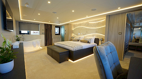 Yacht Freedom cabin