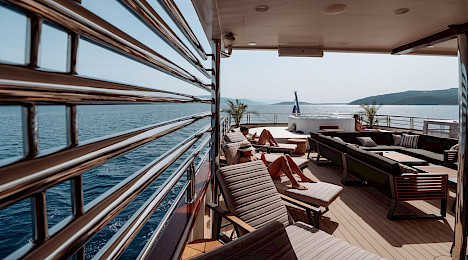 Yacht Freedom flybridge