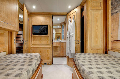 Yacht Quest R cabin