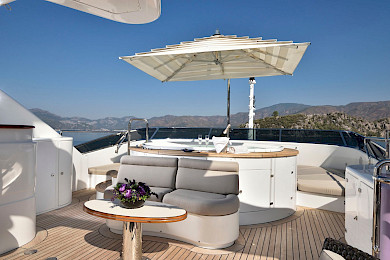 Yacht Quest R flybridge