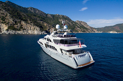 Yacht Quest R back view