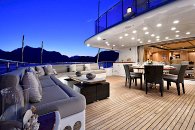 Yacht Quest R aft