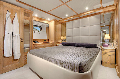 Yacht Quest R cabin