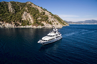 Yacht Quest R aerial view