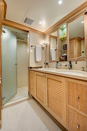 Yacht Quest R cabin bathroom