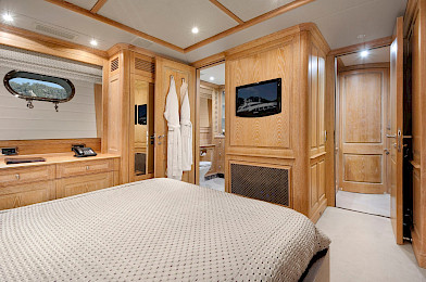 Yacht Quest R cabin