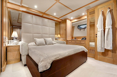 Yacht Quest R cabin