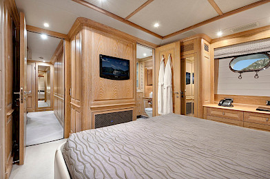 Yacht Quest R cabin