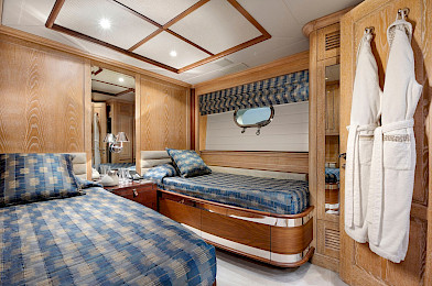 Yacht Quest R cabin