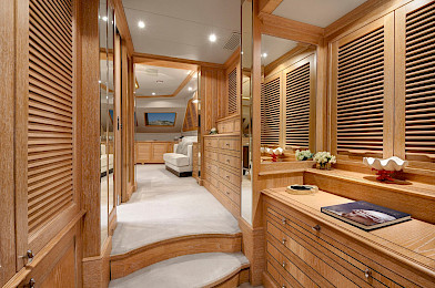 Yacht Quest R cabin bathroom