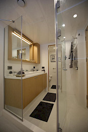 Yacht Ottawa IV cabin bathroom