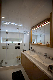 Yacht Ottawa IV cabin bathroom