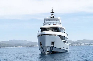 Yacht Ezgy front view