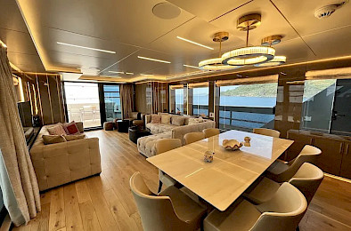 Yacht Ezgy saloon