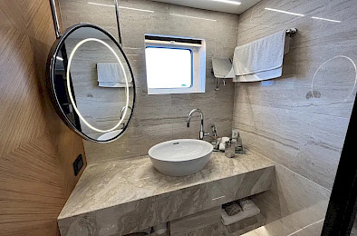 Yacht Ezgy cabin bathroom