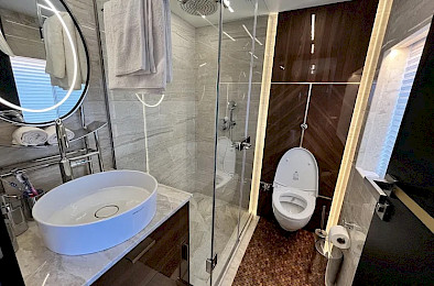 Yacht Ezgy cabin bathroom