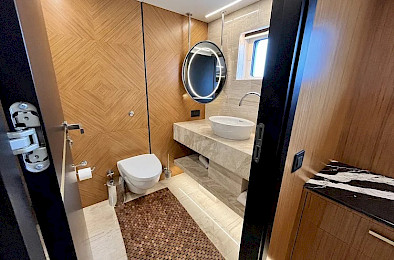 Yacht Ezgy cabin bathroom