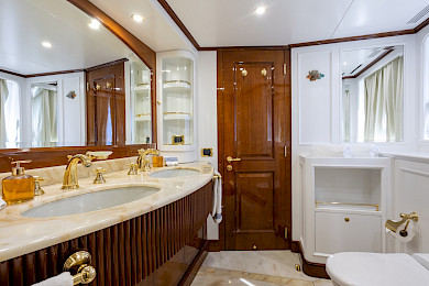 Yacht Stella Fiera cabin bathroom