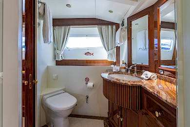 Yacht Stella Fiera cabin bathroom