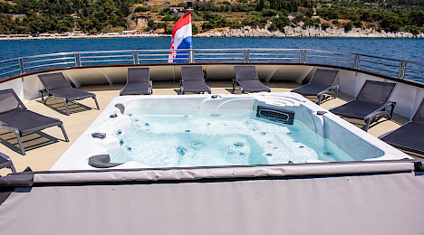 Yacht Alfa Mario Jacuzzi