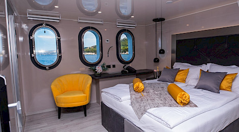 Yacht Alfa Mario cabin