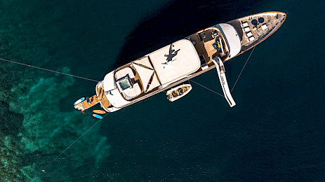 Yacht Cristal top-down view