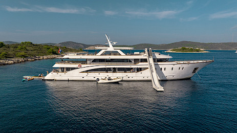 Yacht Cristal side view