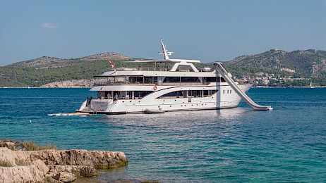 Yacht Cristal top-down view