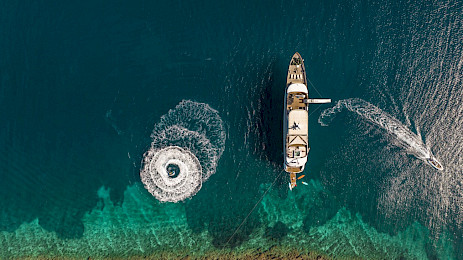 Yacht Cristal top-down view