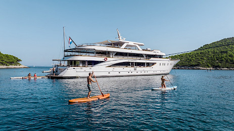 Yacht Cristal side view