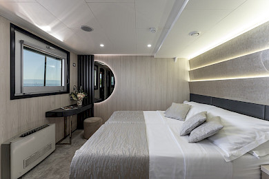 Yacht Cristal cabin