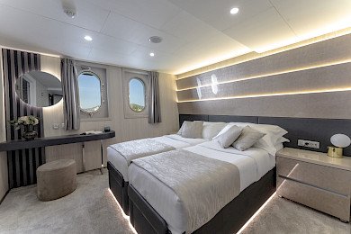 Yacht Cristal cabin