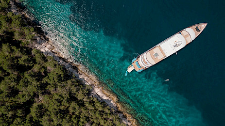 Yacht Ohana top-down view