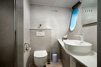 Yacht Ohana cabin bathroom