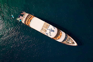 Yacht Queen Eleganza top-down view