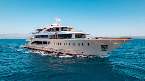 Yacht Queen Eleganza side view